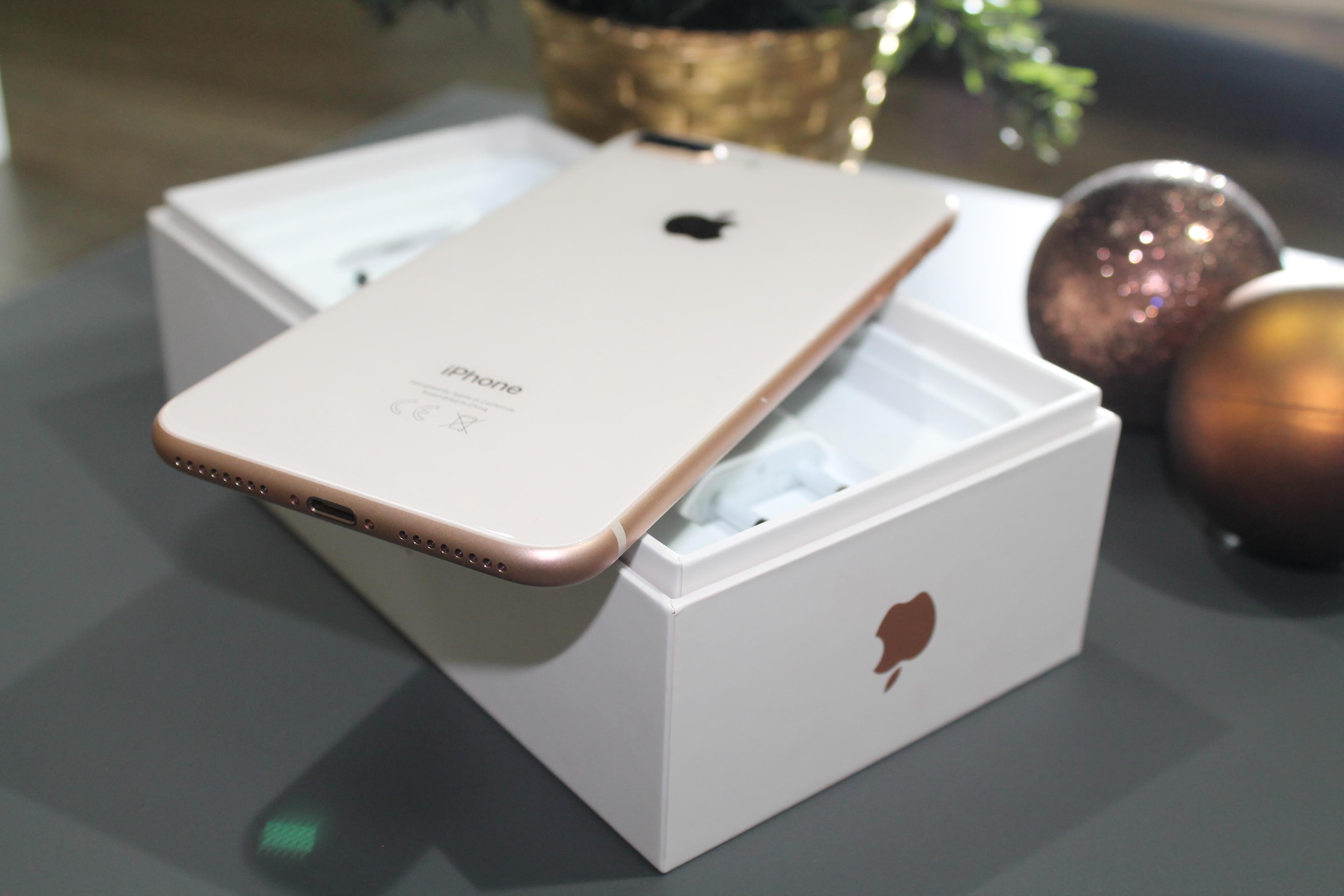 Iphone 8 plus iphone se. Iphone 8. Iphone 7 Plus Gold. Айфон в подарок. Новый айфон подарок.